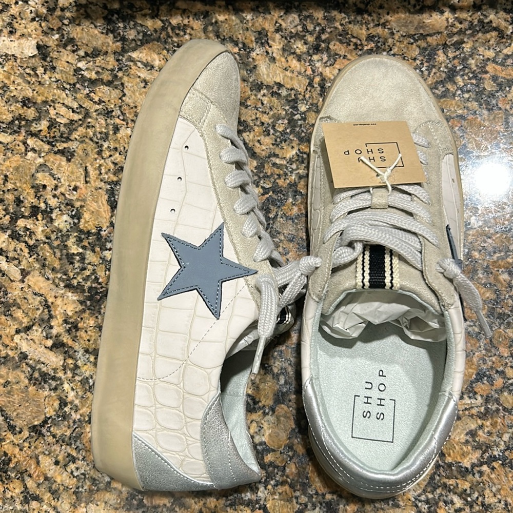 NWT. Paula Star Beige Crocodile Sneaker size 8